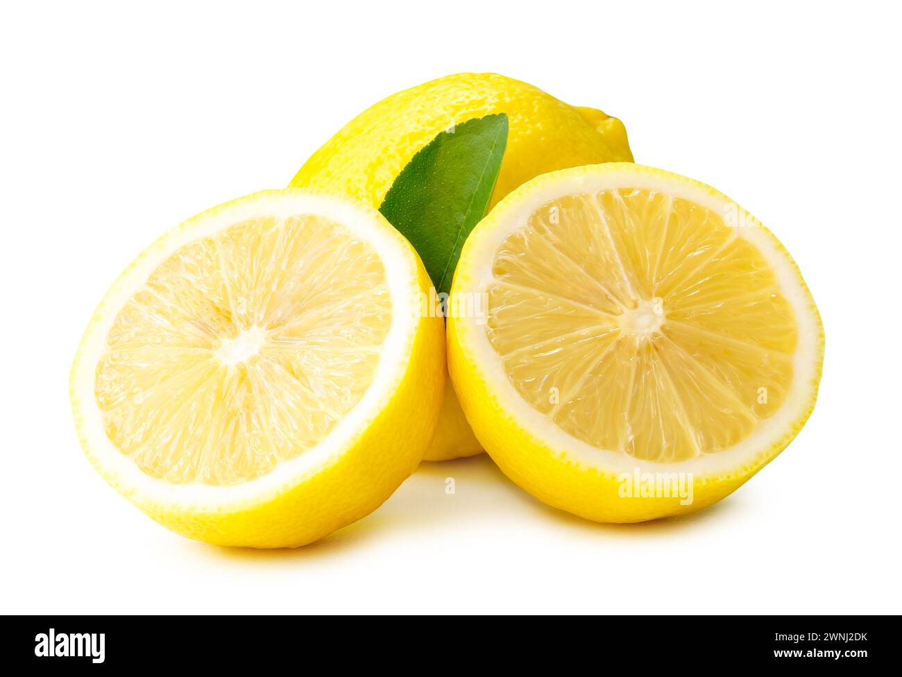 Vista frontale dei frutti di limone gialli con due metà e foglia isolata su sfondo bianco con percorso di ritaglio. Foto Stock