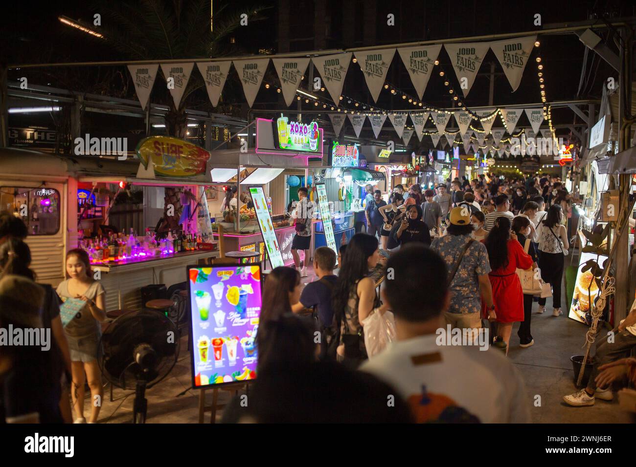 Bangkok, Thailandia - 2 marzo 2024: Persone al mercato notturno di Jodd Fair a Phra RAM 9, Bangkok, Thailandia. Foto Stock