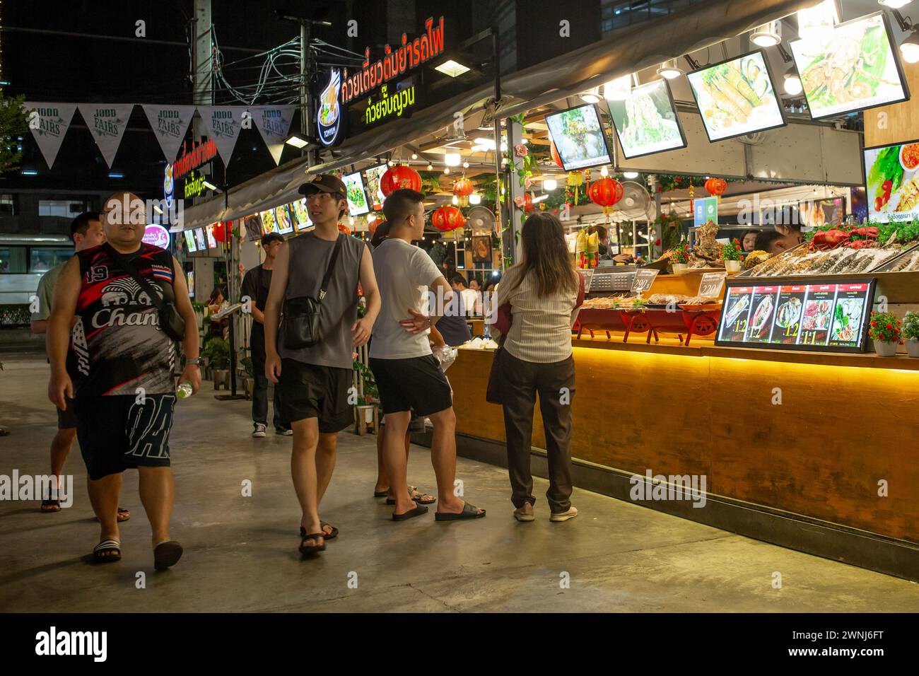 Bangkok, Thailandia - 2 marzo 2024: Persone al mercato notturno di Jodd Fair a Phra RAM 9, Bangkok, Thailandia. Foto Stock