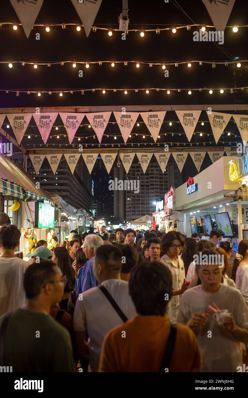 Bangkok, Thailandia - 2 marzo 2024: Persone al mercato notturno di Jodd Fair a Phra RAM 9, Bangkok, Thailandia. Foto Stock