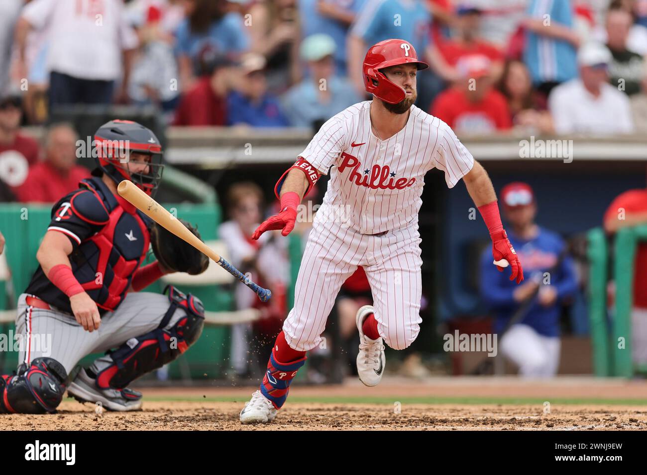 Clearwater, Florida, Stati Uniti. 2 marzo 2024. I Philadelphia Phillies lasciarono l'esterno KODY CLEMENS (2) in campo destro nel settimo inning durante una partita di allenamento primaverile della MLB contro i Minnesota Twins al BayCare Ballpark. I Phillies batterono i Twins per 3-2. (Credit Image: © Kim Hukari/ZUMA Press Wire) SOLO PER USO EDITORIALE! Non per USO commerciale! Foto Stock