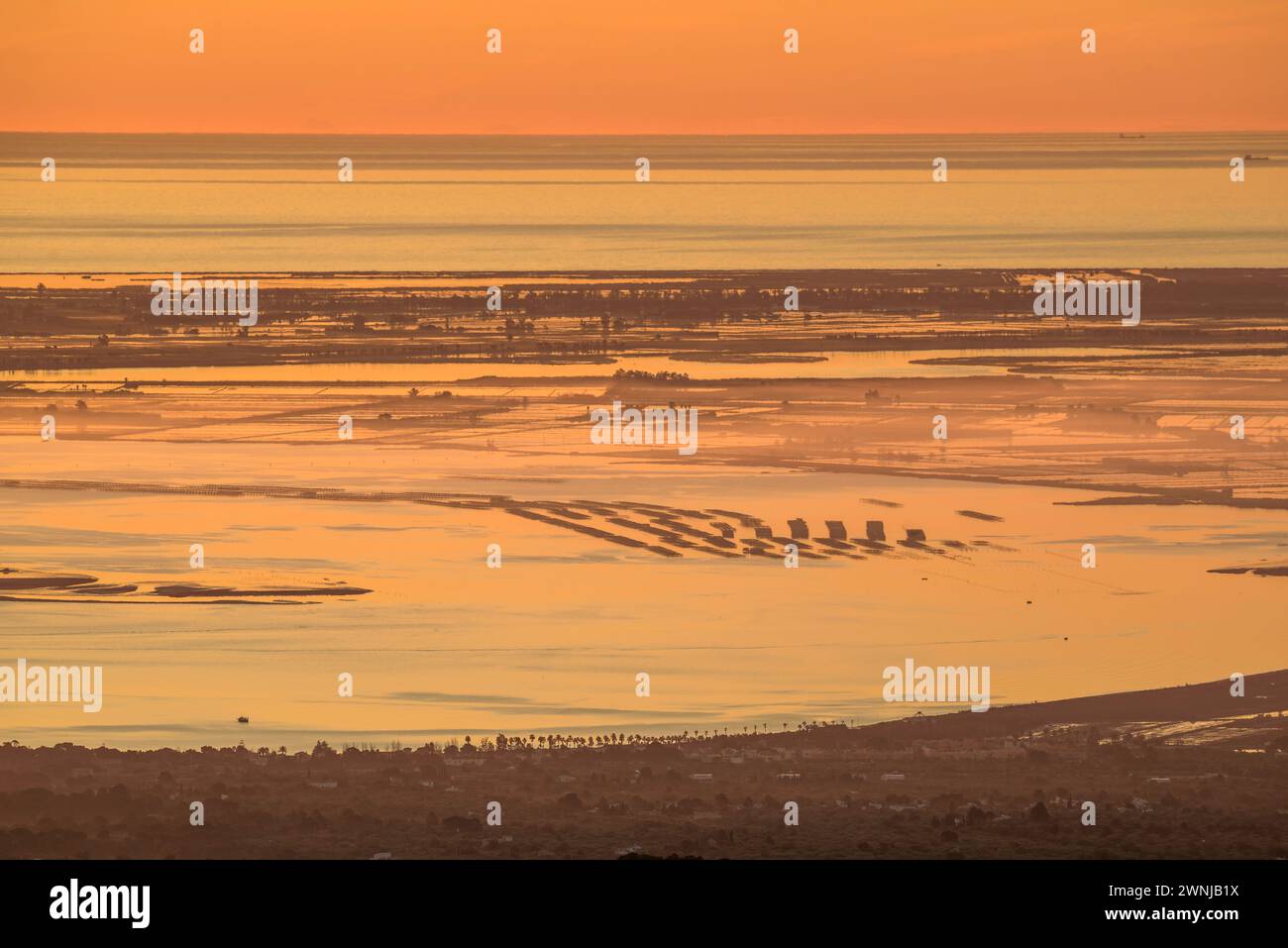 Alba sulla baia di Fangar e sul Delta dell'Ebro vista dal parco eolico Baix Ebre (Tarragona, Catalogna, Spagna) ESP: Amanecer sobre la Bahía del Fangar Foto Stock