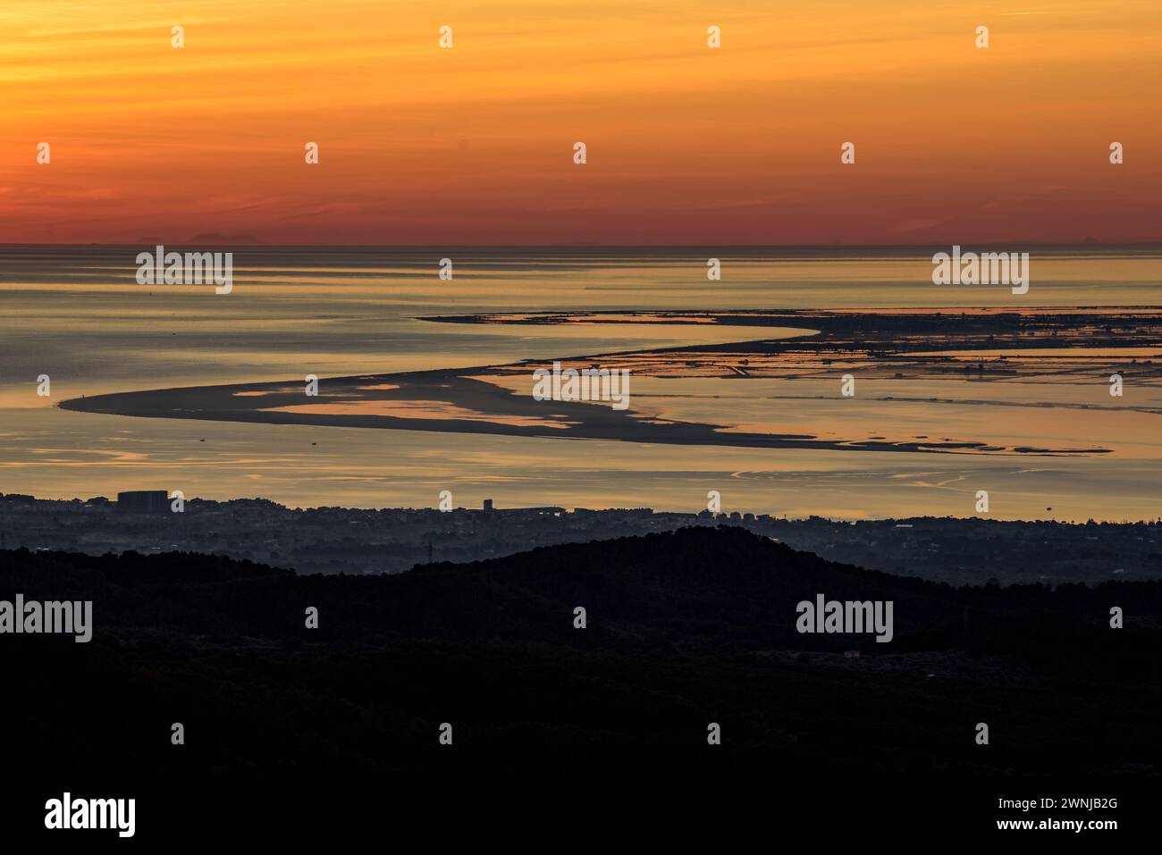 Alba su Punta del Fangar del Delta dell'Ebro vista dal parco eolico Baix Ebre (Tarragona, Catalogna, Spagna) ESP Amanecer sobre la Punta del Fangar Foto Stock