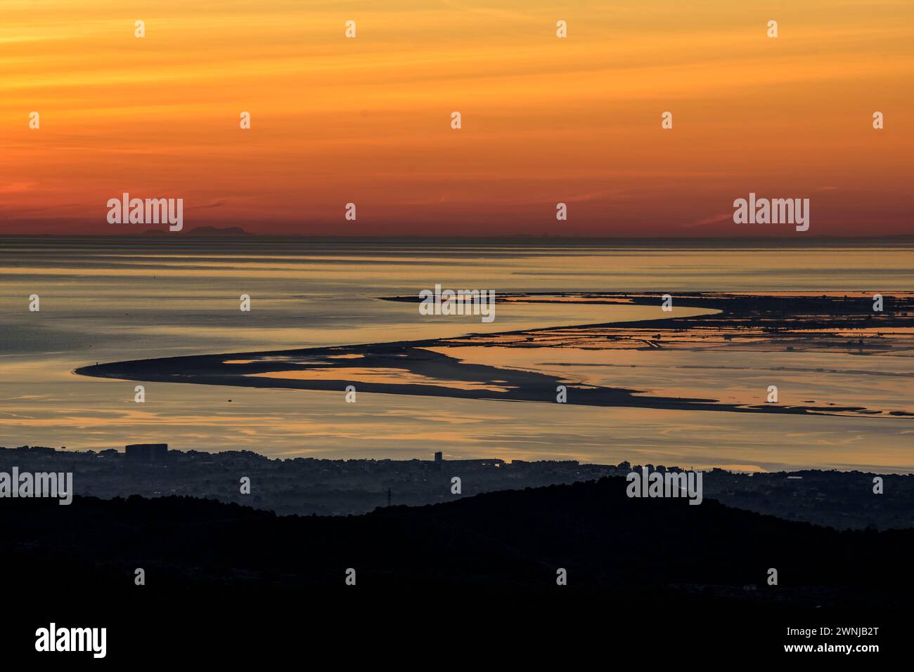 Alba su Punta del Fangar del Delta dell'Ebro vista dal parco eolico Baix Ebre (Tarragona, Catalogna, Spagna) ESP Amanecer sobre la Punta del Fangar Foto Stock