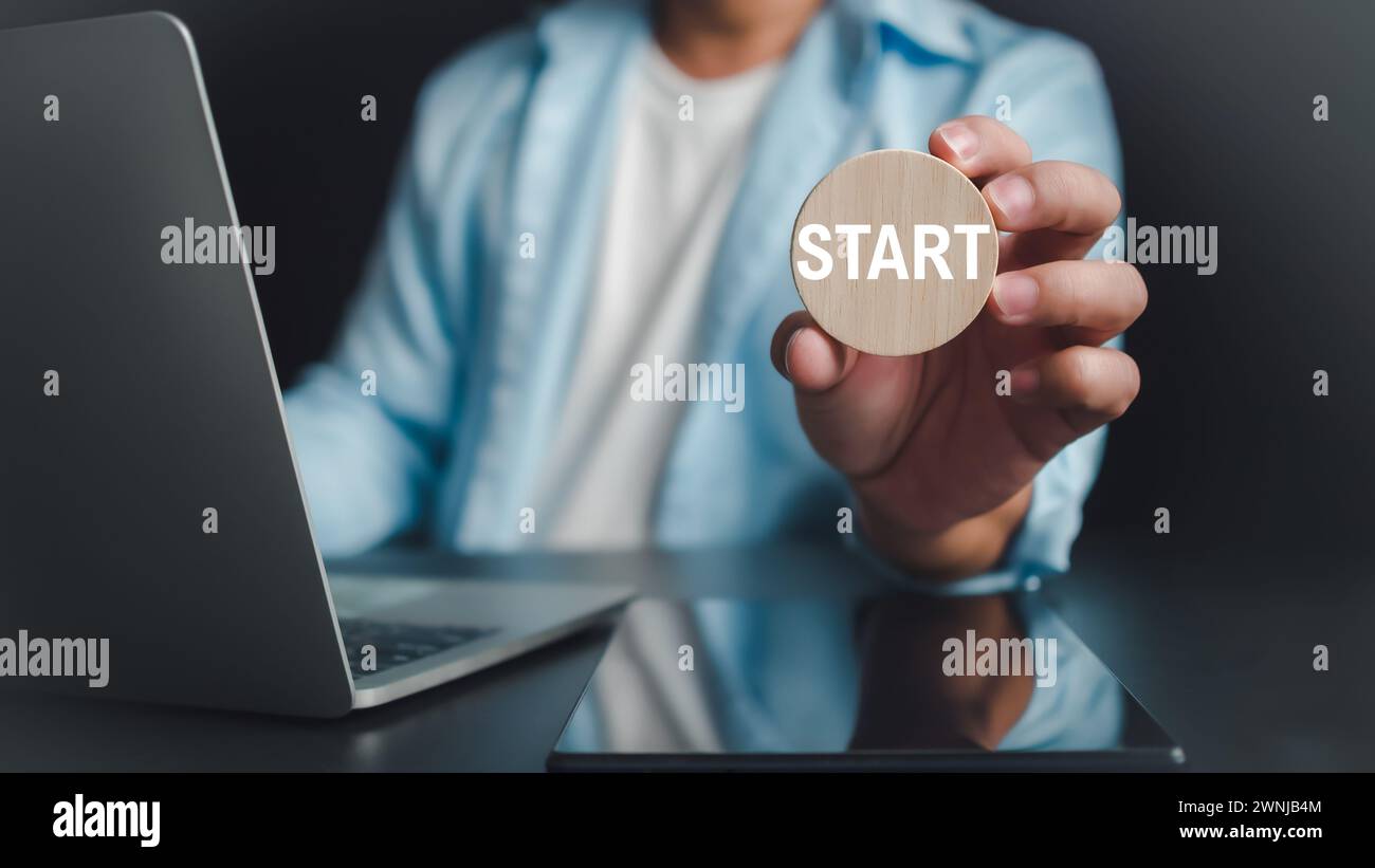 Uomo d'affari che mostra legno circolare e inizia a scrivere sulla scrivania con computer e tablet, inizia una nuova attività, pianifica di iniziare un'attività, lavora Foto Stock