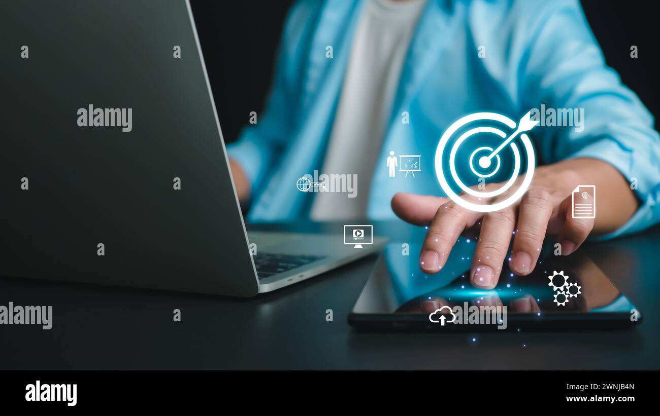 Uomo d'affari che indica l'obiettivo, concetto di business, concetto di pianificazione aziendale del concetto di gestione, obiettivo di investimento AN Foto Stock