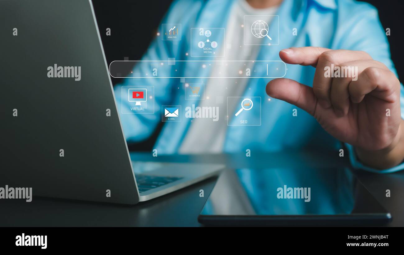 SEO Search Engine Marketing, uomo d'affari che utilizza un computer per l'analisi, SEO Search Engine Optimization, Marketing ranking Traffic website Internet, Bu Foto Stock