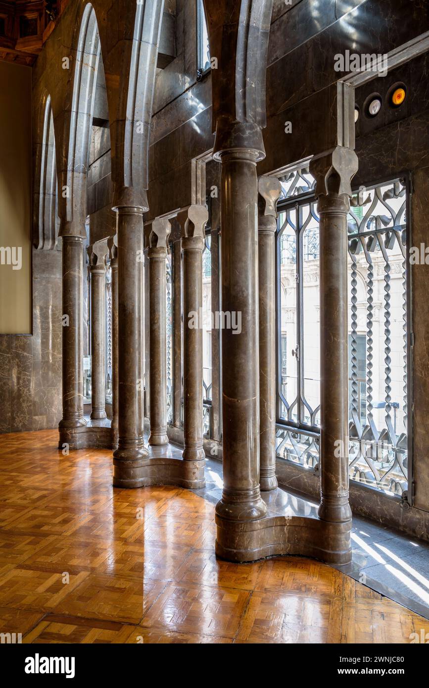 Finestre e colonne con archi parabolici al piano principale del palazzo Palau Güell, opera progettata da Antoni Gaudí (Barcellona, Catalogna, Spagna) Foto Stock