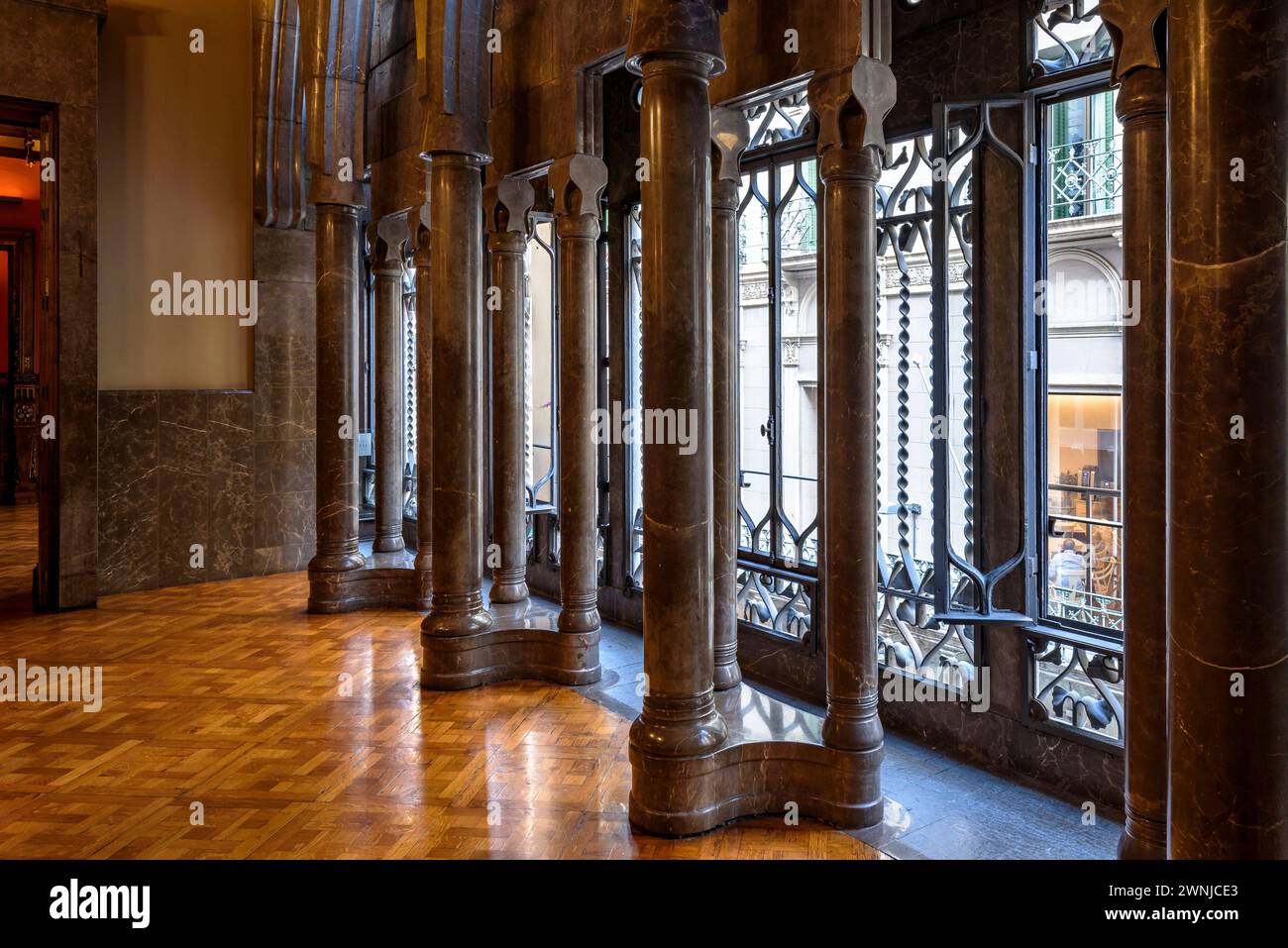 Finestre e colonne con archi parabolici al piano principale del palazzo Palau Güell, opera progettata da Antoni Gaudí (Barcellona, Catalogna, Spagna) Foto Stock