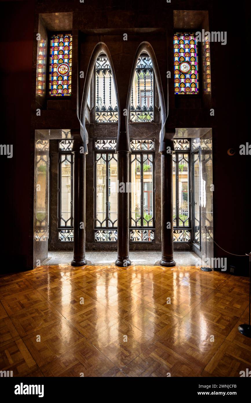 Finestre e colonne con archi parabolici al piano principale del palazzo Palau Güell, opera progettata da Antoni Gaudí (Barcellona, Catalogna, Spagna) Foto Stock