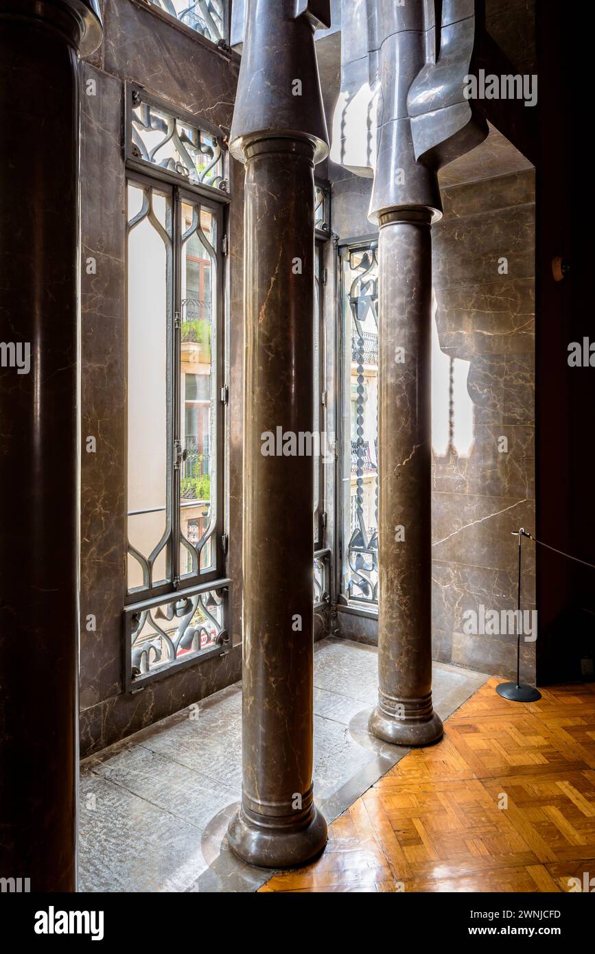 Finestre e colonne con archi parabolici al piano principale del palazzo Palau Güell, opera progettata da Antoni Gaudí (Barcellona, Catalogna, Spagna) Foto Stock