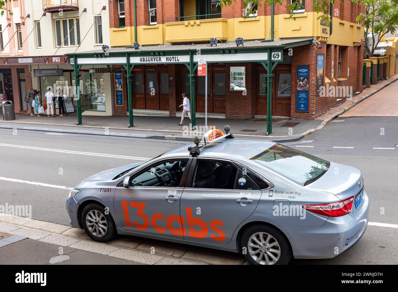 Taxi di Sydney da 13 taxi parcheggiati in George Street nel centro di Sydney di fronte al bar della casa pubblica Observer, Sydney, Australia Foto Stock