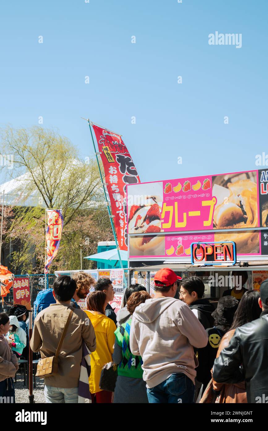 Yamanashi, Giappone - 9 aprile 2023: Arakurayama Sengen Park, fiera della fioritura dei ciliegi Foto Stock