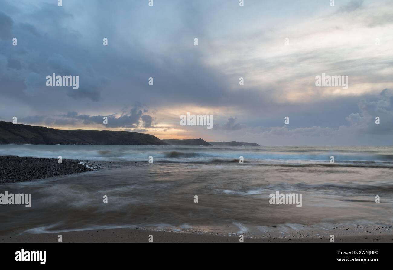 Spiaggia est di acqua dolce all'alba. Pembrokeshire, Galles, Regno Unito Foto Stock