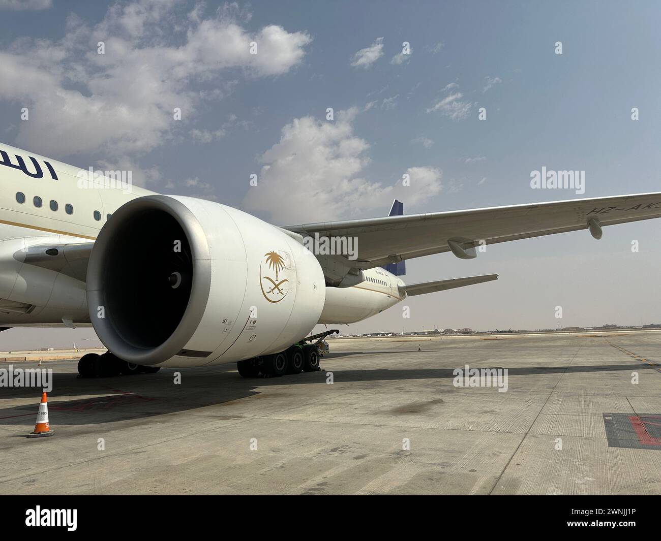 Riyadh , Arabia Saudita - 11 marzo 2023 : passeggeri che viaggiano con volo Saudi Airlines - aereo dall'esterno e concetto di prenotazione Foto Stock