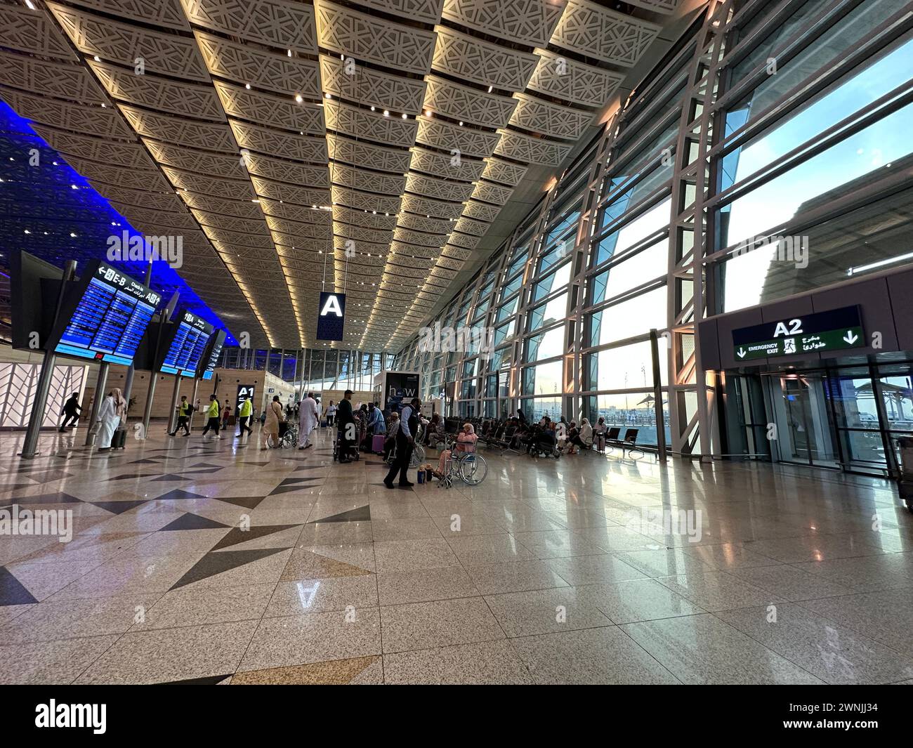 Jeddah , Arabia Saudita - Mar 11 2023 : passeggeri che viaggiano attraverso l'Aeroporto Internazionale di King Abdulaziz - volo e prenotazione Foto Stock