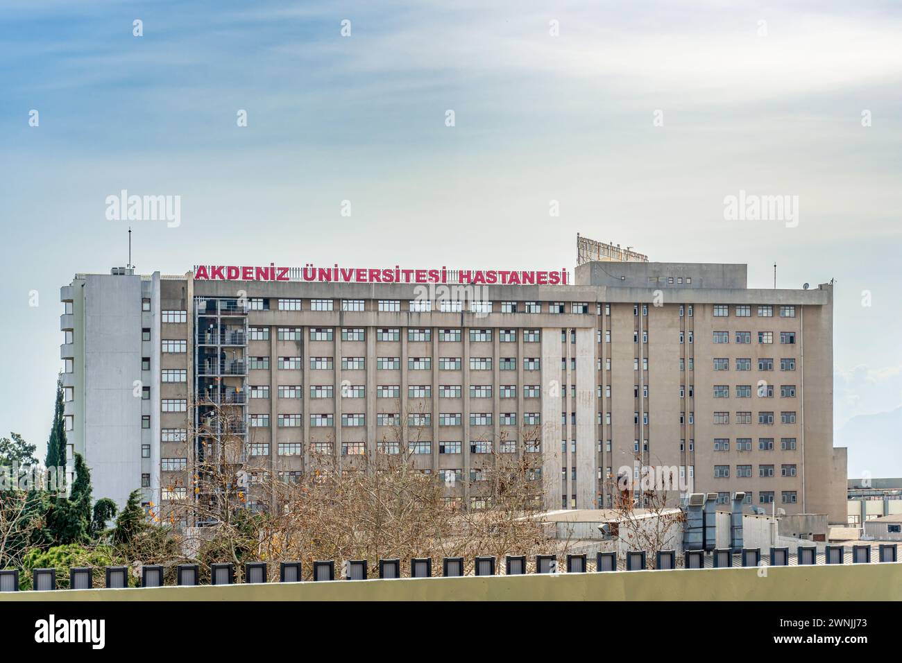 Antalya, Türkiye - 28 febbraio 2024: Edificio dell'ospedale universitario di Akdeniz situato ad Antalya in Turchia Foto Stock