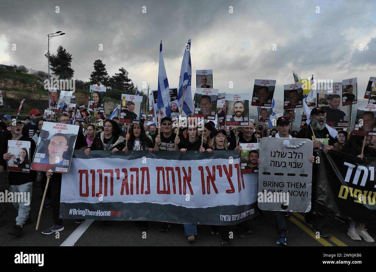 Le famiglie degli ostaggi israeliani detenuti a Gaza, seguite da migliaia di sostenitori, conservano le foto degli ostaggi mentre arrivano a Gerusalemme e si dirigono verso la residenza ufficiale del primo ministro, chiedendo il rilascio degli ostaggi il 2 marzo 2024 a Gerusalemme. Israele Foto Stock