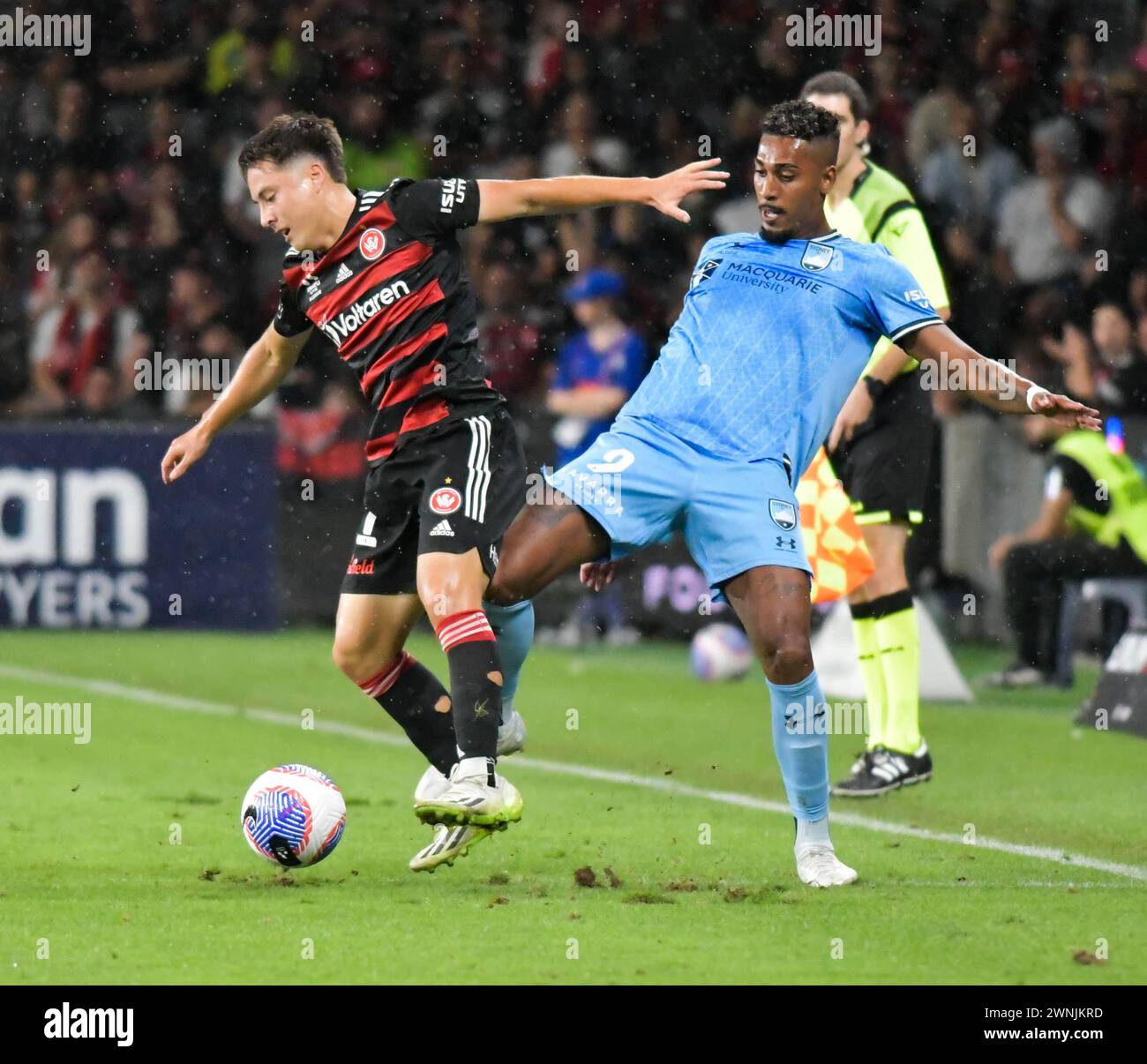 Sydney, Australia. 2 marzo 2024 il giocatore Aidan Simmons dei Western Sydney Wanderers batte Fabio del Sydney FC durante l'Aleague Sydney Derby. Crediti: Kleber Osorio/Alamy Live News Foto Stock