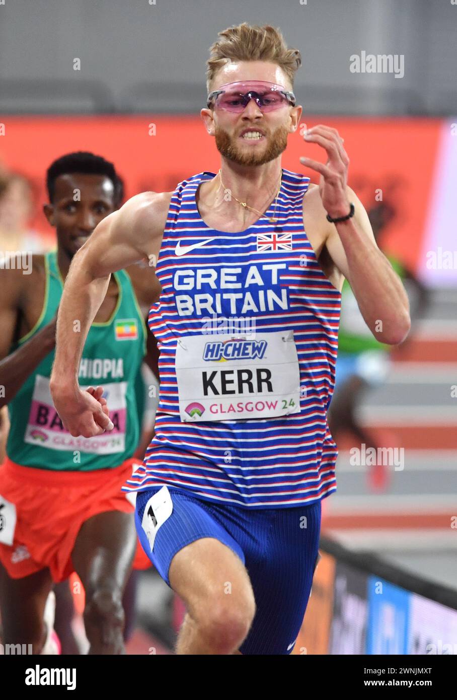 Glasgow, Gran Bretagna. 2 marzo 2024. Josh Kerr della Gran Bretagna gareggia durante la finale maschile dei 3000 metri ai Campionati mondiali di atletica leggera indoor 2024 a Glasgow, Regno Unito, 2 marzo 2024. Crediti: Mark Runnacles/Xinhua/Alamy Live News Foto Stock