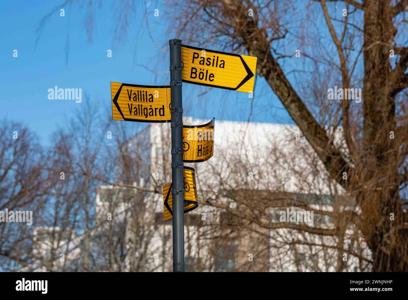 Postino vandalizzato con indicazioni per Pasila e Vallila a Heslperia Park, Helsinki, Finlandia Foto Stock