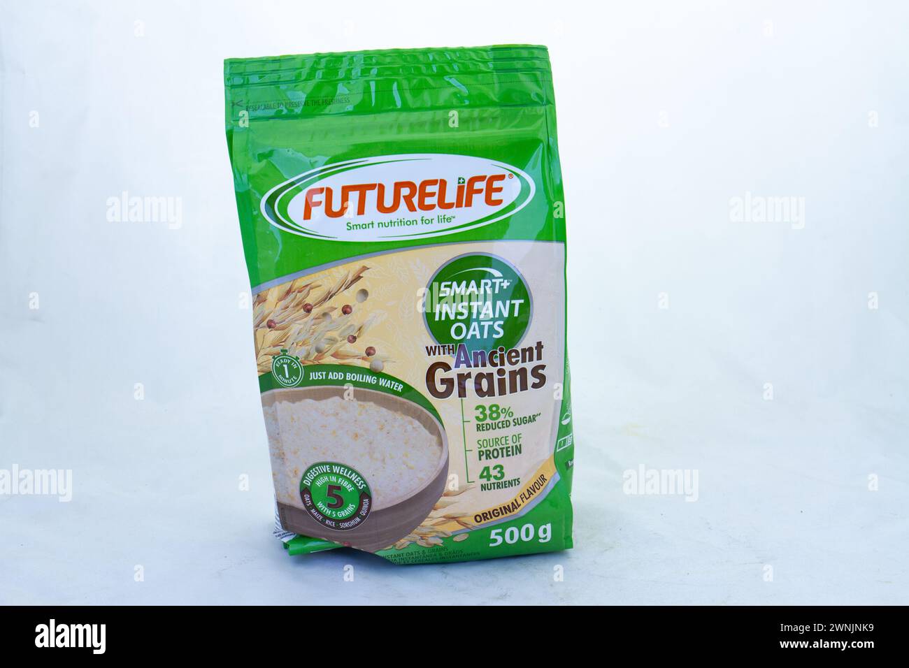 Johannesburg, Sud Africa - un pacchetto di avena istantanea Futurelife con grani antichi isolati su uno sfondo chiaro con spazio di copia Foto Stock