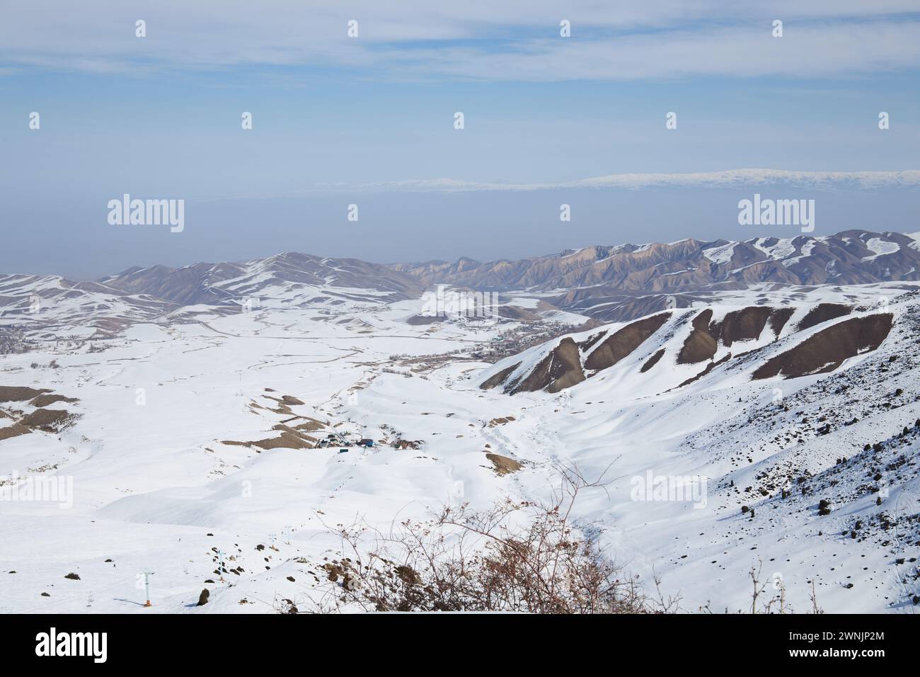 Paesaggio naturale, pendio di montagna. Attività ricreative e sport invernali. Funivia per sciatori e snowboarder. Località sciistica di Toguz Bulak in Kirghizistan. Foto Stock