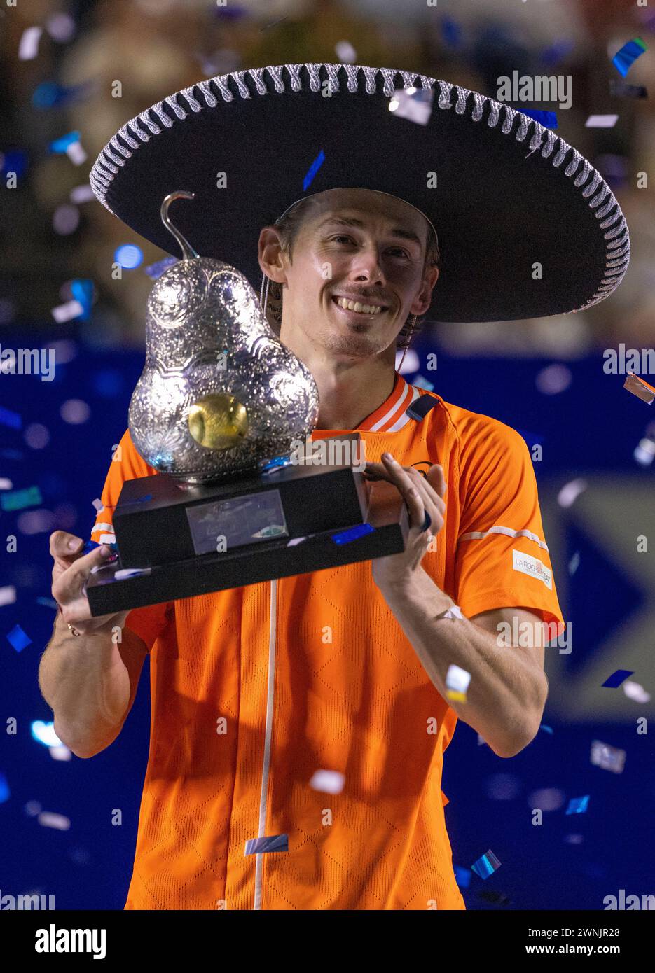 Acapulco, Messico. 2 marzo 2024. Alex De Minaur, campione australiano, festeggia durante la cerimonia di premiazione dell'evento maschile singolo al torneo di tennis ATP Mexican Open 2024 ad Acapulco, Messico, 2 marzo 2024. Crediti: Li Mengxin/Xinhua/Alamy Live News Foto Stock