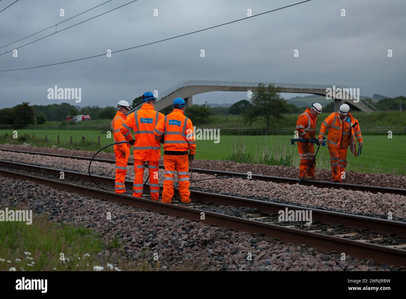 Appaltatori che lavorano per Network Rail sulla linea principale della costa occidentale nel Lancashire Foto Stock