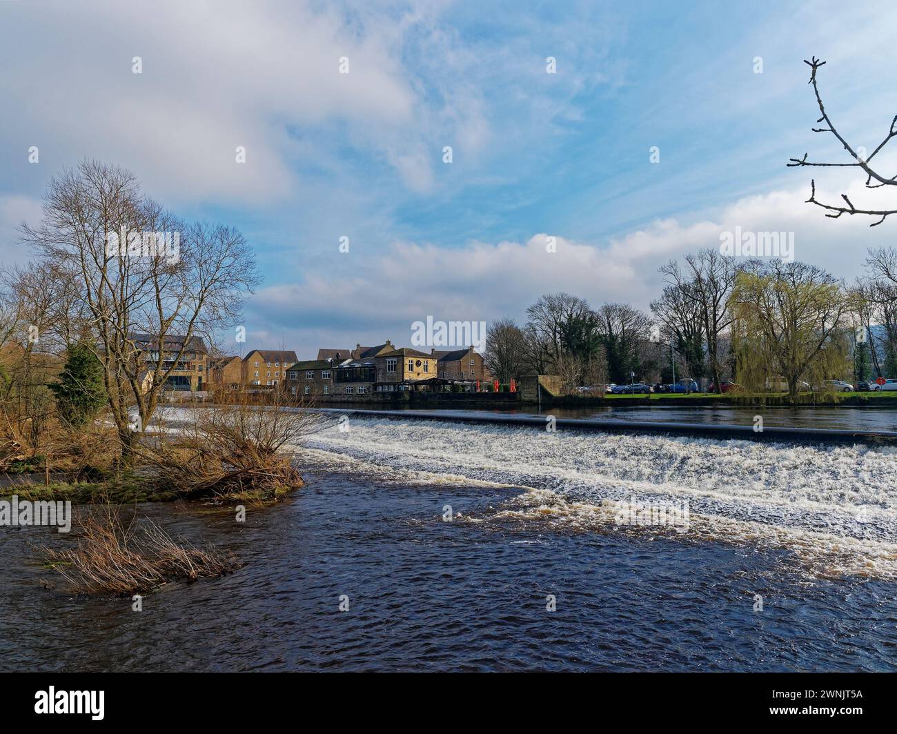 Otley Weir e il Gannets Hill Hydro Electric Project controllano il flusso d'acqua del fiume Wharfe a Otley nel West Yorkshire. Foto Stock