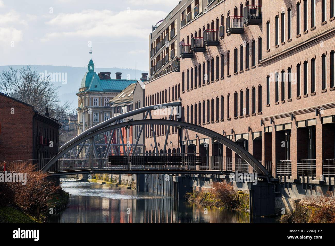 La bellissima città di Bielsko-Biala. Fiume Biala, ponti di acciaio. Case in stile Art Nouveau e montagne sullo sfondo. La capitale delle Siles Foto Stock