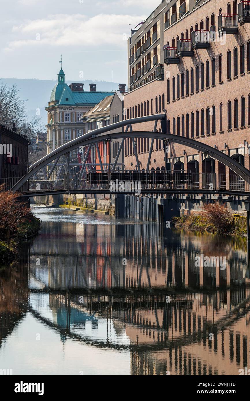 La bellissima città di Bielsko-Biala. Fiume Biala, ponti di acciaio. Case in stile Art Nouveau e montagne sullo sfondo. La capitale delle Siles Foto Stock