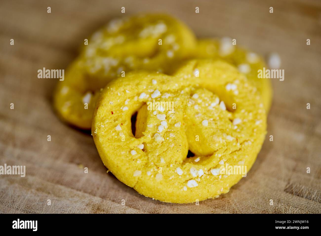 Saffranskringlor, biscotti svedesi a forma di pretzel con zafferano e zucchero perlato Foto Stock