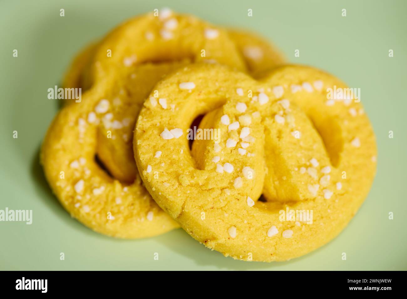 Saffranskringlor, biscotti svedesi a forma di pretzel con zafferano e zucchero perlato Foto Stock