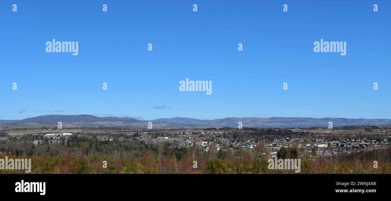La città di Brechin è raffigurata a sud della linea di faglia di Angus Glens e Highland Boundary, nella Scozia orientale, dove le Lowlands e le Highlands si incontrano. Foto Stock