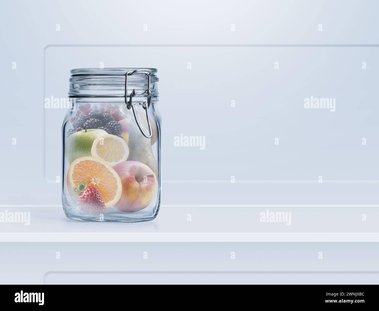 Vaso di vetro riempito con frutta sullo scaffale del frigorifero, conservazione degli alimenti e concetto nutrizionale Foto Stock