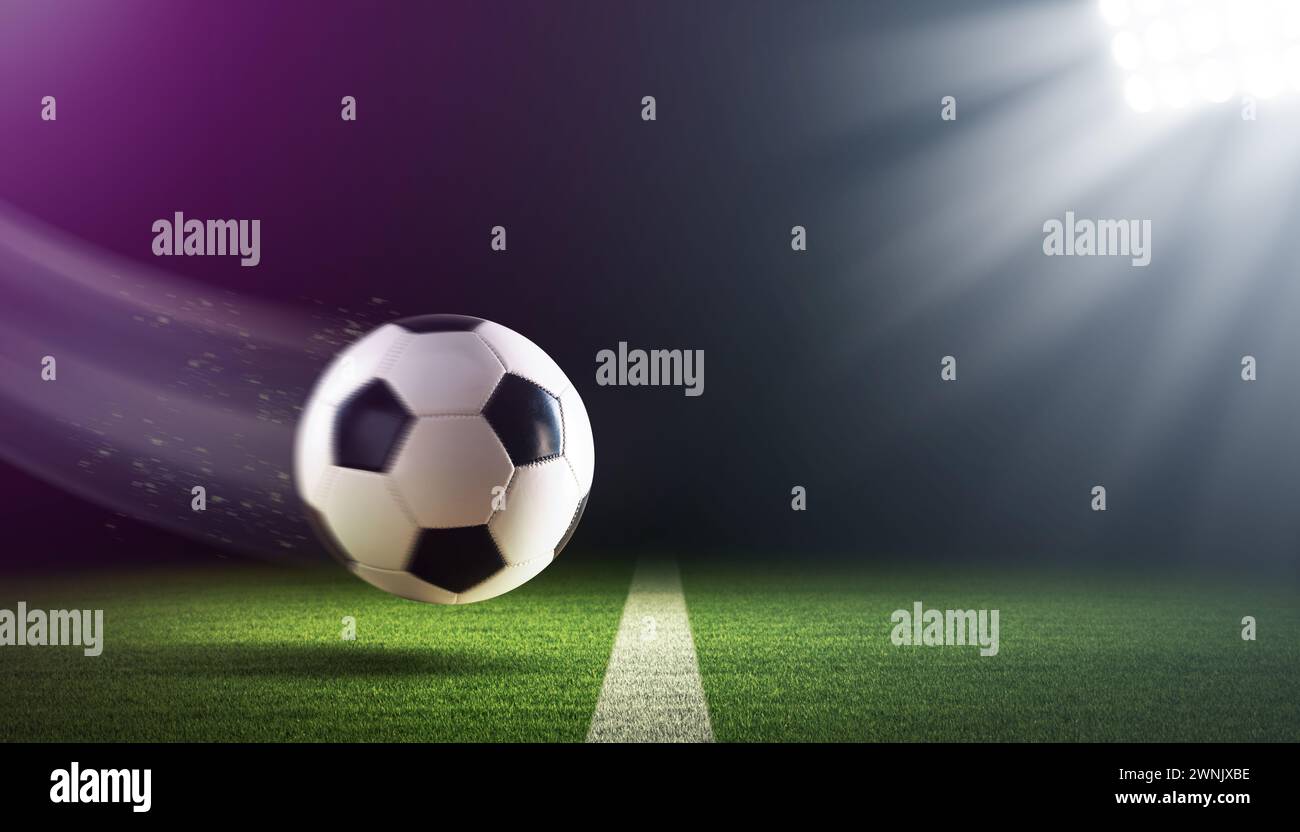 Pallone da calcio veloce che vola sotto le luci dello stadio di notte, concetto di campionato di calcio Foto Stock