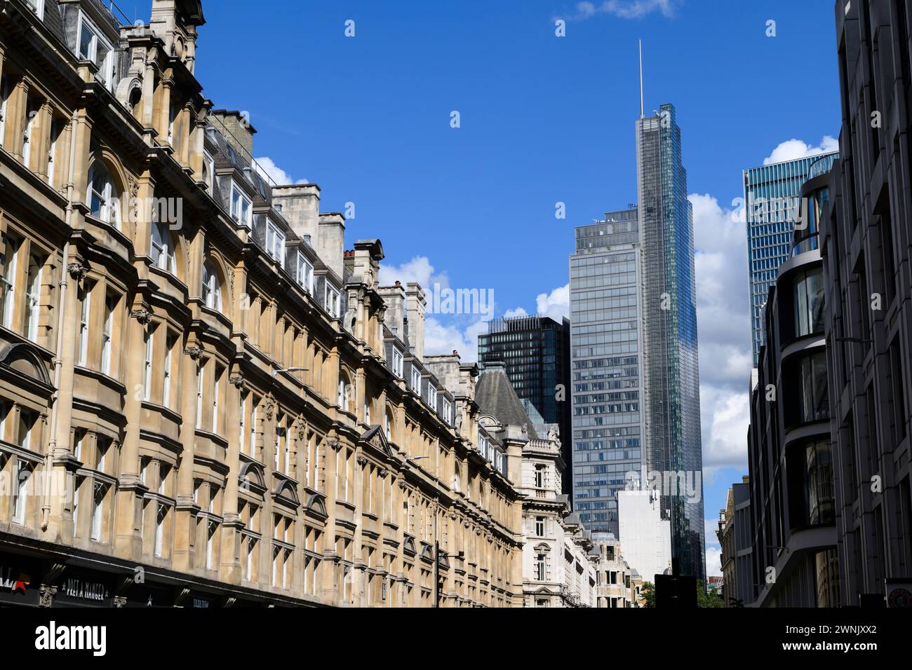 Vista della Salesforce Tower, 110 Bishopsgate, comunemente nota come Heron Tower, vista dal London Wall, City of London, Regno Unito. 17 luglio 2023 Foto Stock Vista della Salesforce Tower, 110 Bishopsgate, comunemente nota come Heron Tower, vista dal London Wall, City of London, Regno Unito. 17 luglio 2023 Foto Stock
