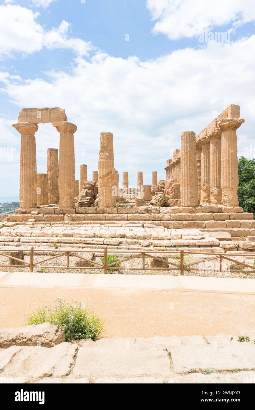 Agrigento, Italia - 10 maggio 2022: L'imponente tempio greco di Giunone all'interno del parco archeologico della Valle di Templi nei pressi di Agrigento durante una giornata di sole Foto Stock