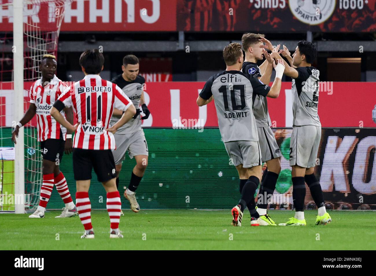 ROTTERDAM, PAESI BASSI - 2 MARZO 0-1 Yukinari Sugawara (AZ Alkmaar) festeggia dopo aver segnato il suo gol di 0-1 con i suoi compagni di squadra durante l'Eredivi Foto Stock