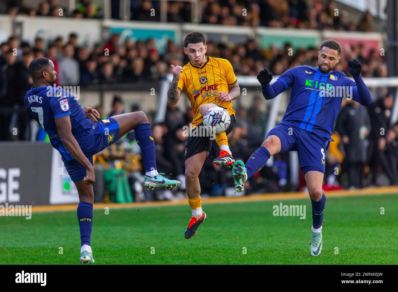 Newport, Regno Unito. 2 marzo 2024. Adam Lewis di Newport County (c) gareggia per un ballo con Lucas Akins di Mansfield Town (a sinistra) e Jordan Bowery durante la partita di football della EFL League Two, Newport County contro Mansfield Town, a Rodney Parade a Newport, Galles, sabato 2 marzo 2024. Questa immagine può essere utilizzata solo per scopi editoriali. Solo per uso editoriale, foto di Credit: Andrew Orchard Sports Photography/Alamy Live News Foto Stock