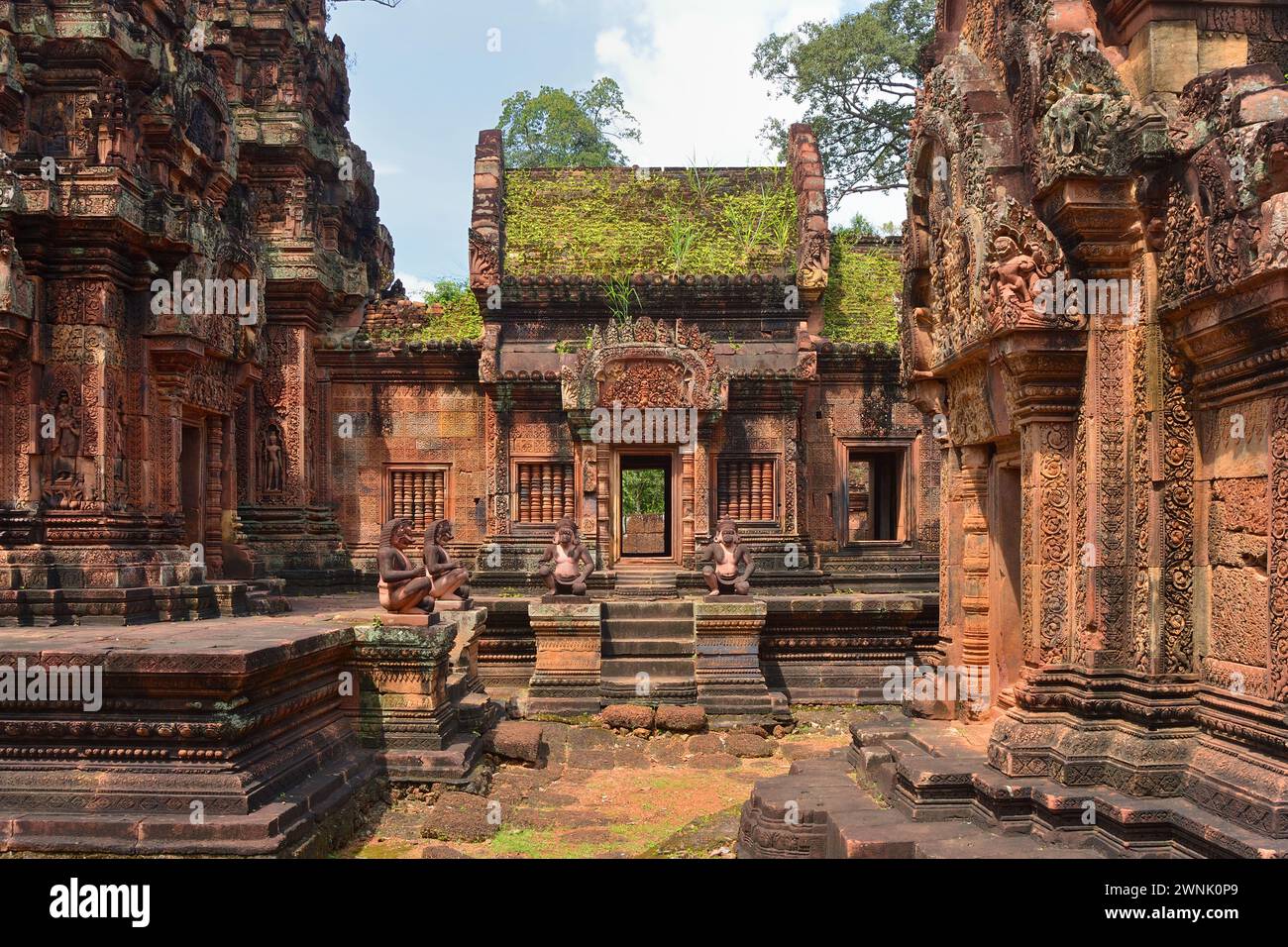 Tempio di Banteay Srei nel parco archeologico di Angkor vicino a Siem Reap, Cambogia Foto Stock