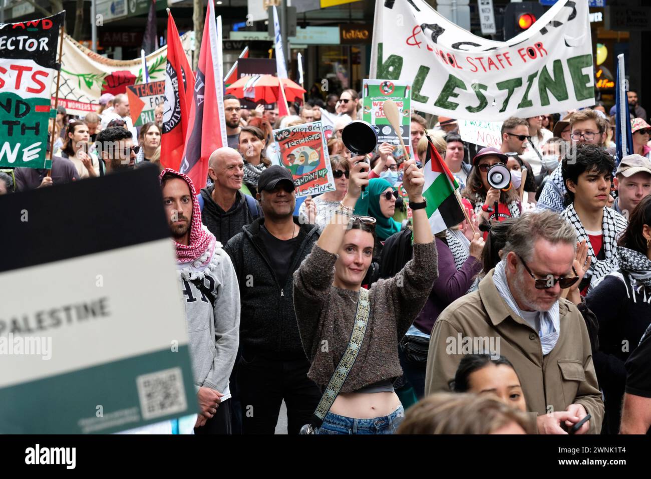Una donna sbatte un piatto ad un raduno pro-palestinese a Melbourne, Victoria, Australia Foto Stock