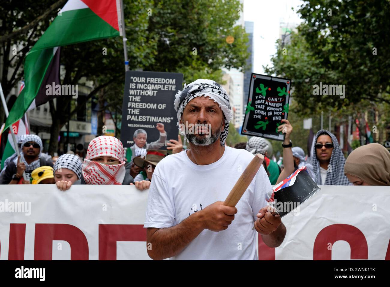Un uomo sbatte un piatto ad un raduno pro-palestinese a Melbourne, Victoria, Australia Foto Stock