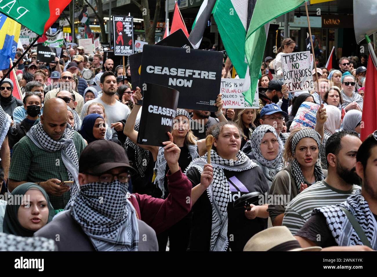 Le donne bang pot ad un raduno pro-palestinese a Melbourne, Victoria, Australia Foto Stock