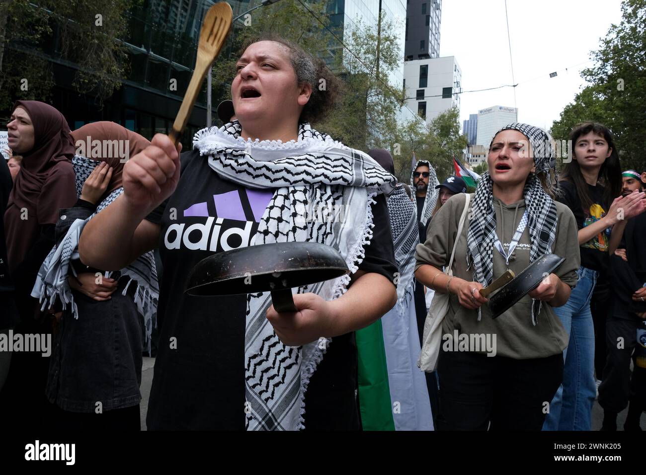 Le donne bang pot ad un raduno pro-palestinese a Melbourne, Victoria, Australia Foto Stock