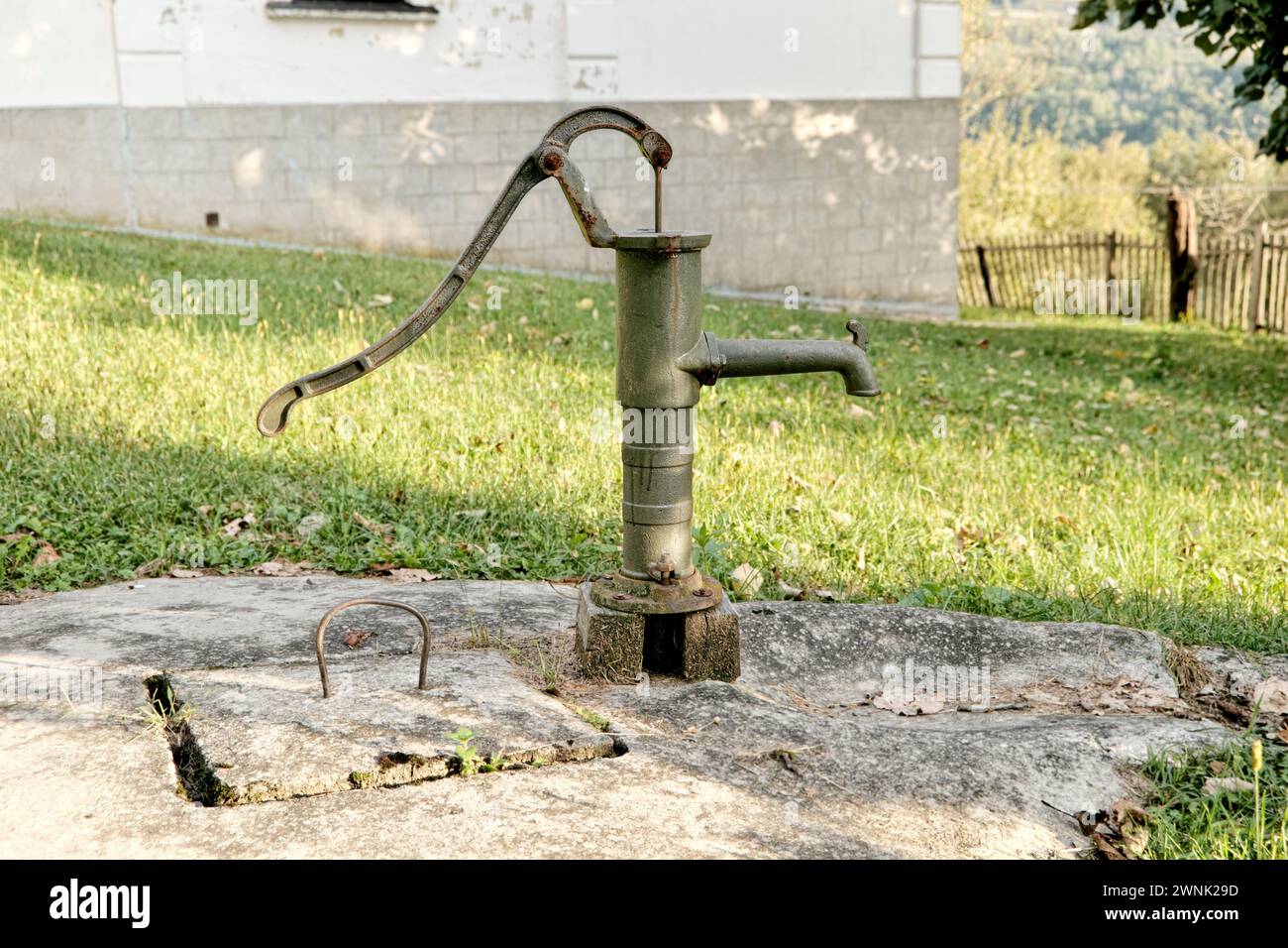 Pompa dell'acqua a mano in un cortile agricolo tra Medjurecje e Ivanjica in Serbia Foto Stock