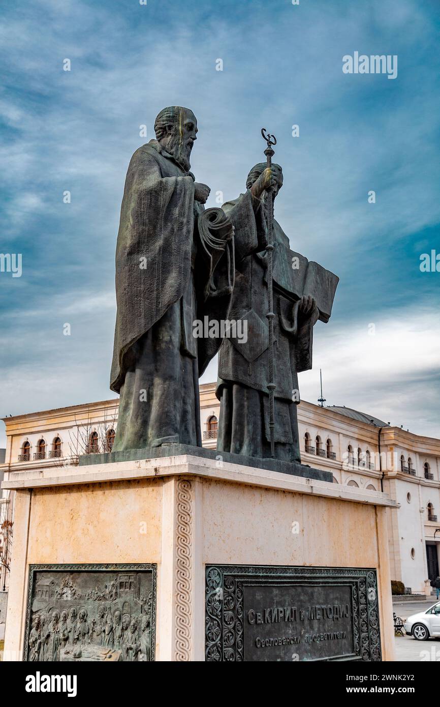 Skopje, Macedonia del Nord - 7 febbraio 2024: Statua in bronzo di Cirillo e Metodio, gli inventori dell'alfabeto cirillico, Piazza Filippo II, Skopje. Foto Stock