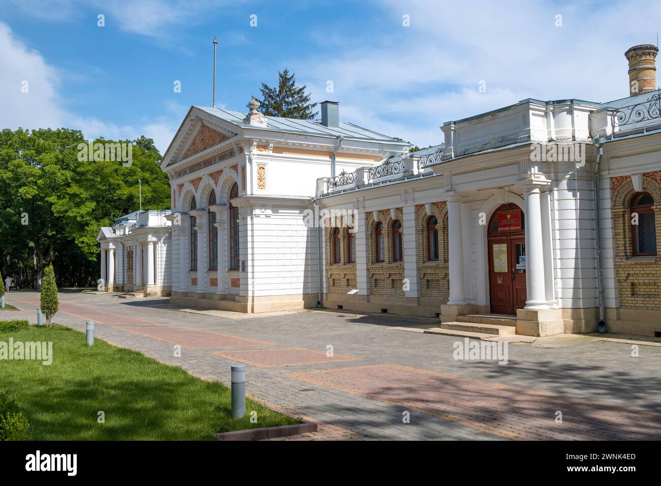 ESSENTUKI, RUSSIA - 09 GIUGNO 2023: Vecchio edificio 'bagni superiori (Nikolaevskie)' in un giorno di giugno soleggiato Foto Stock