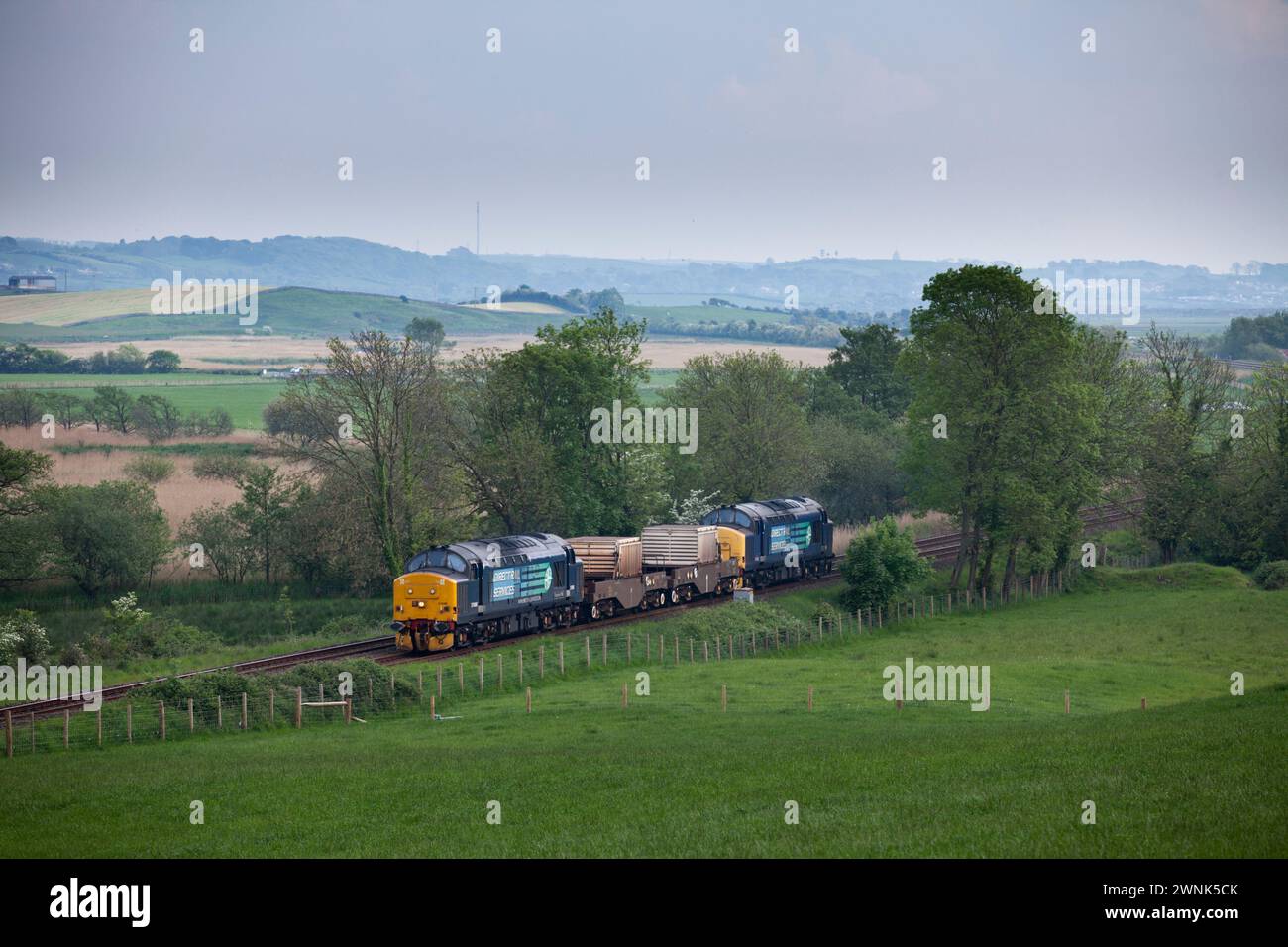 2 locomotive di classe 37 Direct Rail Services, con un treno nucleare per Sellafield in campagna Foto Stock